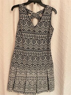 Jessica Simpson Black and White Geometric Fit-and-Flare Dress